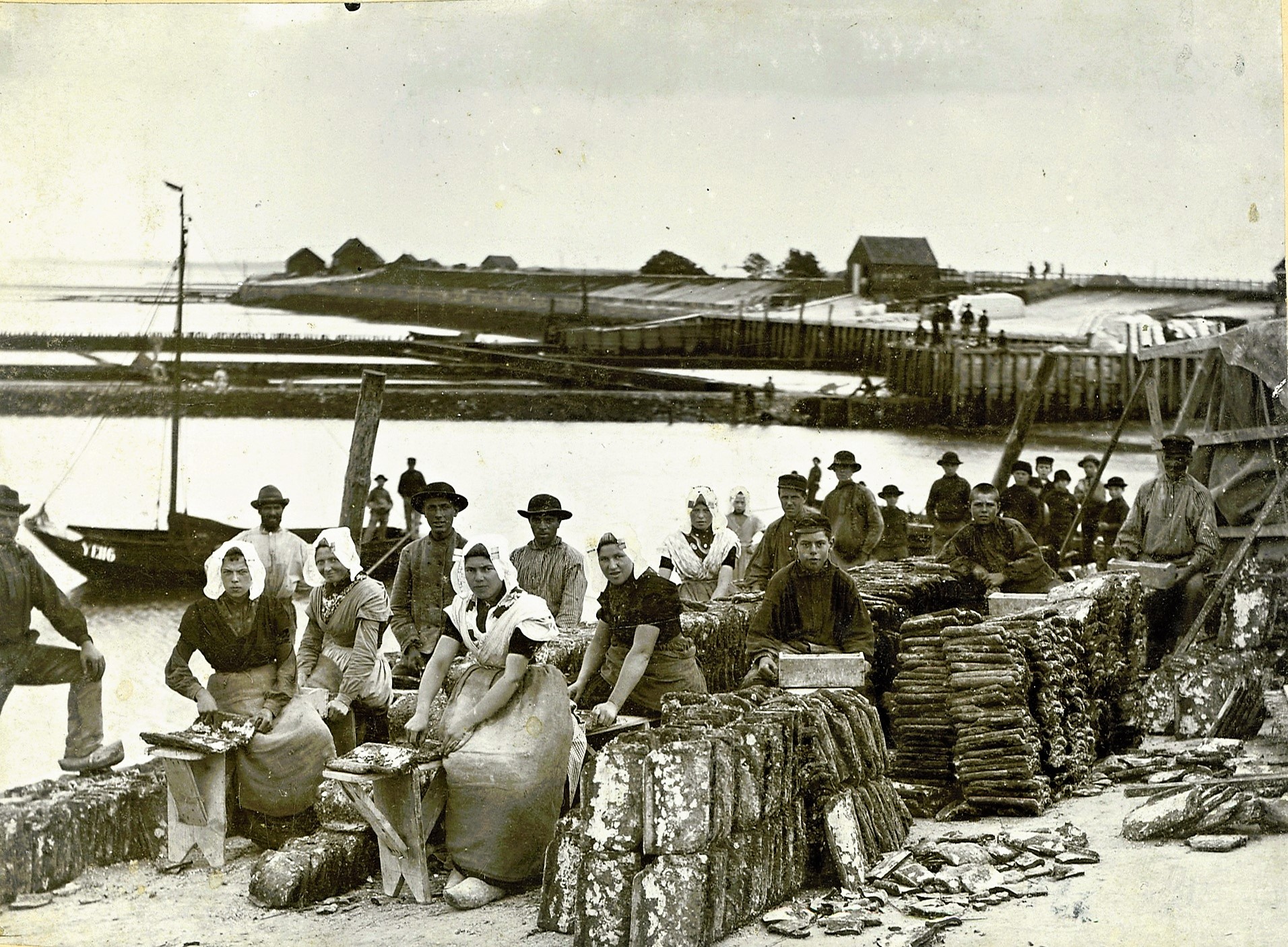 Historische zwartwit foto met werknemers Oesterputten Yerseke.