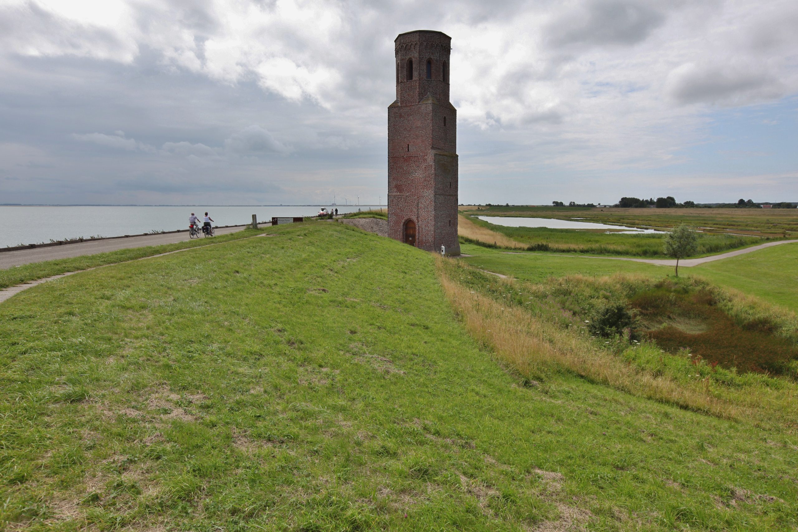 Plompe Toren van het verdronken Koudekerke op een dijk aan de Oosterschelde op het eiland Schouwen