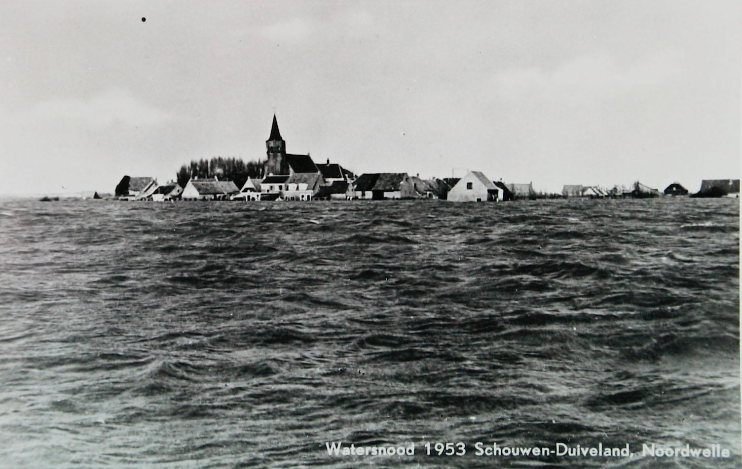 Het dorp Noordwelle in omringd door water
