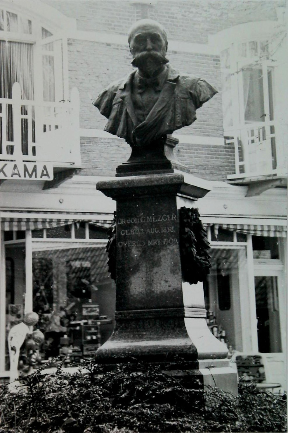 Het in 1936 onthulde borstbeeld van dokter Johann Mezger aan het Groentje in Domburg. Foto van omstreeks 1960