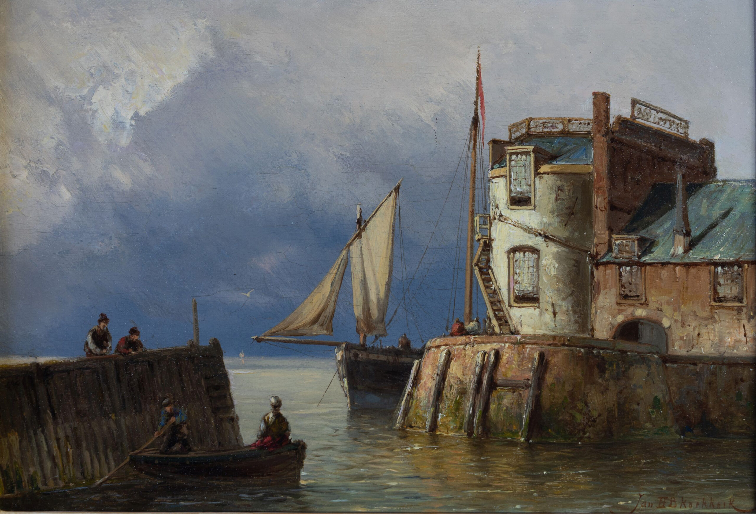 Schilderij met een haven gezien vanaf de kade. Aan de rechterkant een ronde toren met daarachter een deels zichtbare zeilboot. Aan de linkerkant hangen twee mannen over de kadewal, zij lijken te praten met twee mannen die in een roeiboot zitten.