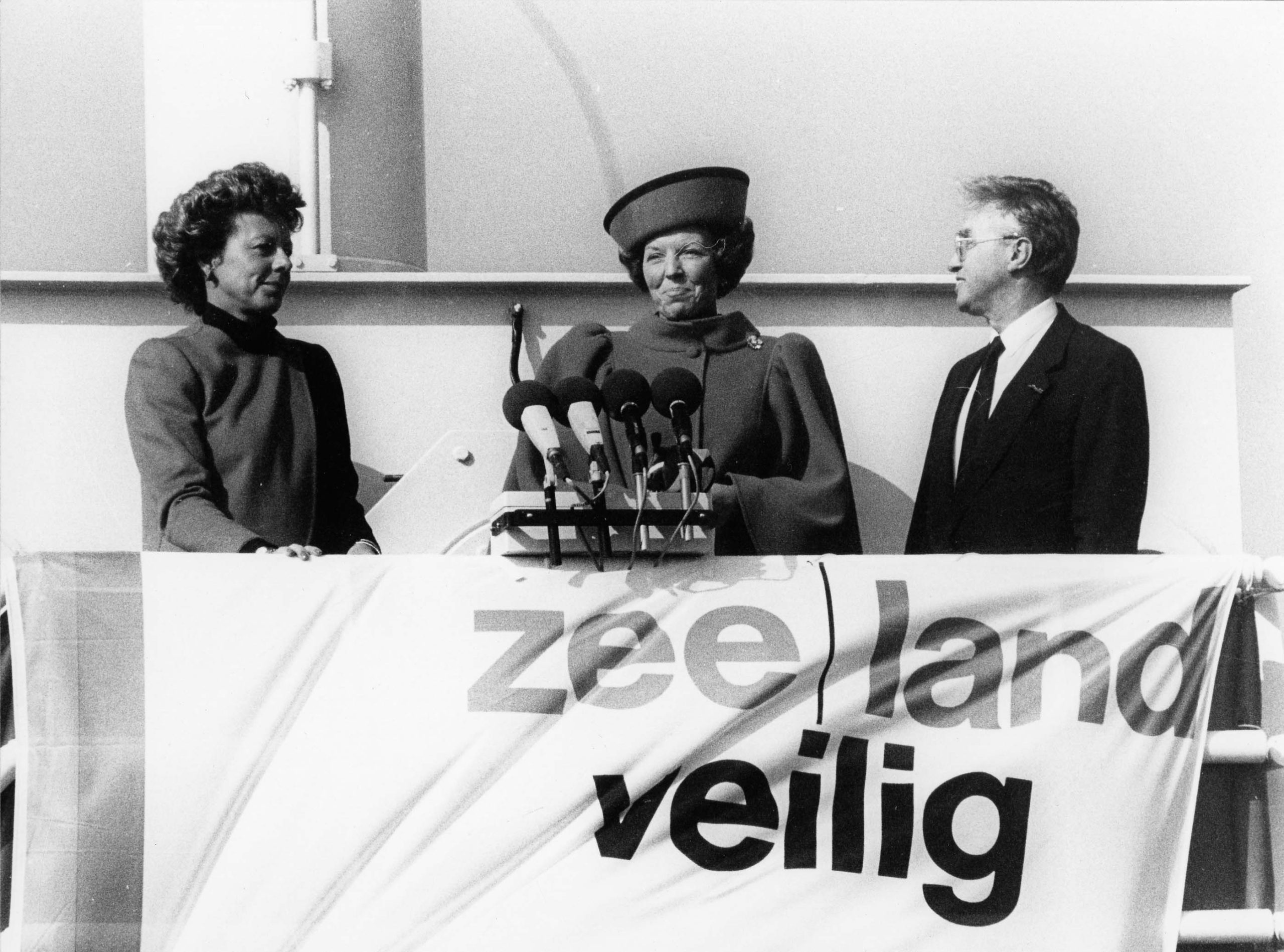 Opening Stormvloedkering door H.M. Koningin Beatrix. Links N. Smit-Kroes (minister Verkeer en Waterstaat), rechts ir. Engel (hoofding./dir. Rijkswaterstaat)