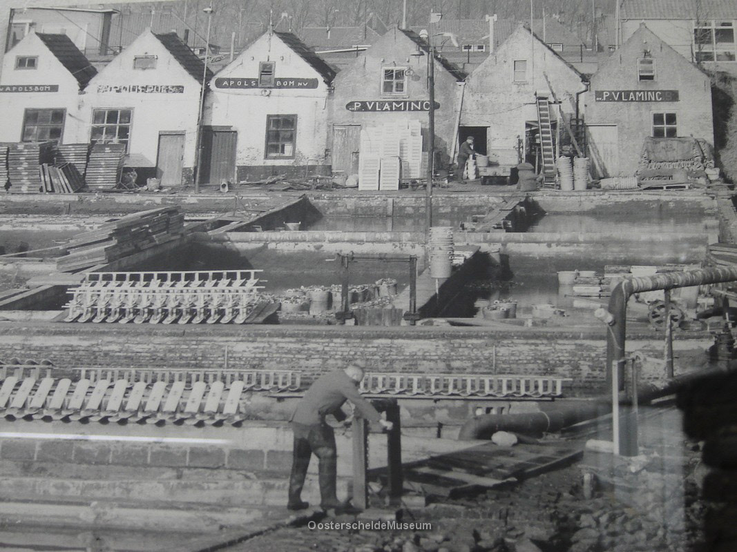 Overzichtsfoto van de oesterputten en inpakloodsen in Yerseke