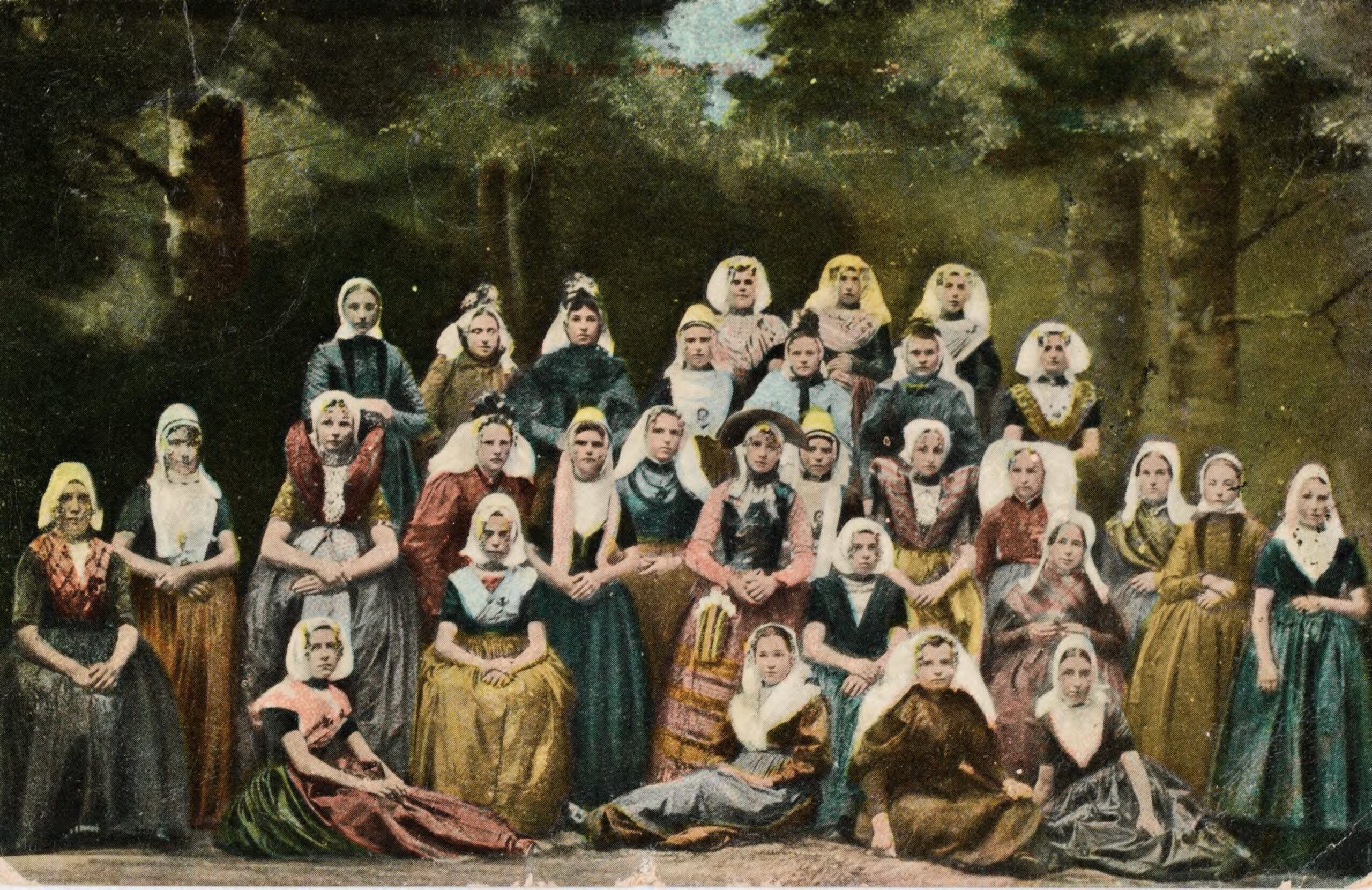 30 vrouwen poseren in verschillende soorten Zeeuwse klederdracht.
