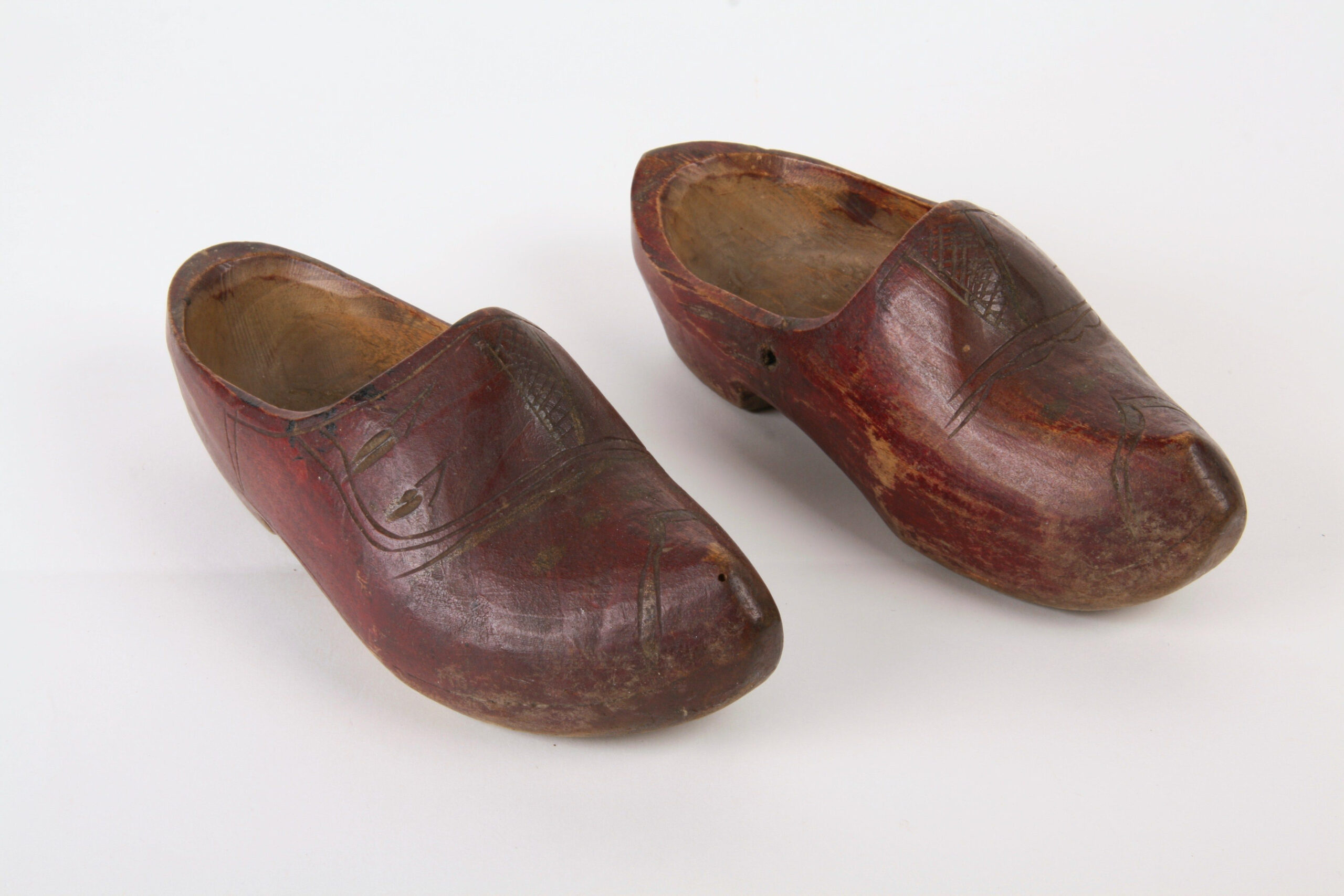 Paar houten kinderklompjes, geverfd met meekrap.