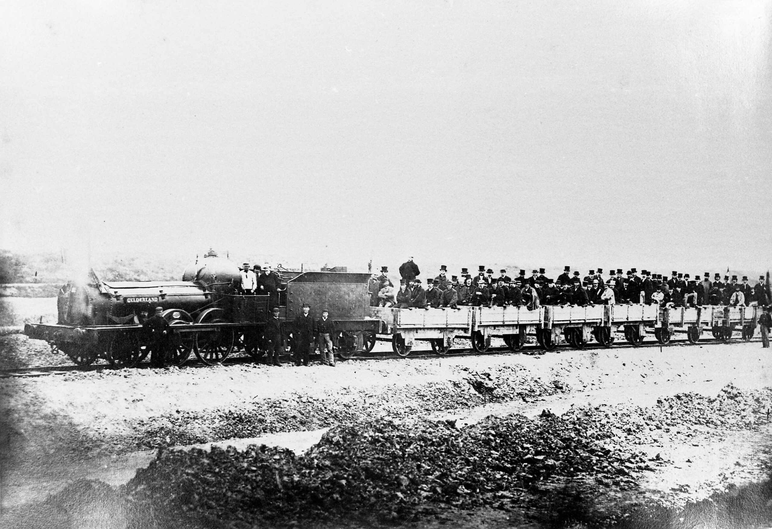 Leden van het Het Koninklijk Instituut Van Ingenieurs bezichtigen het stationsterrein en maakten een rit heen en weer naar Vlissingen in een trein samengesteld uit een locomotief en zand- en tenderwagens om de spoorweg- en havenwerken te zien.