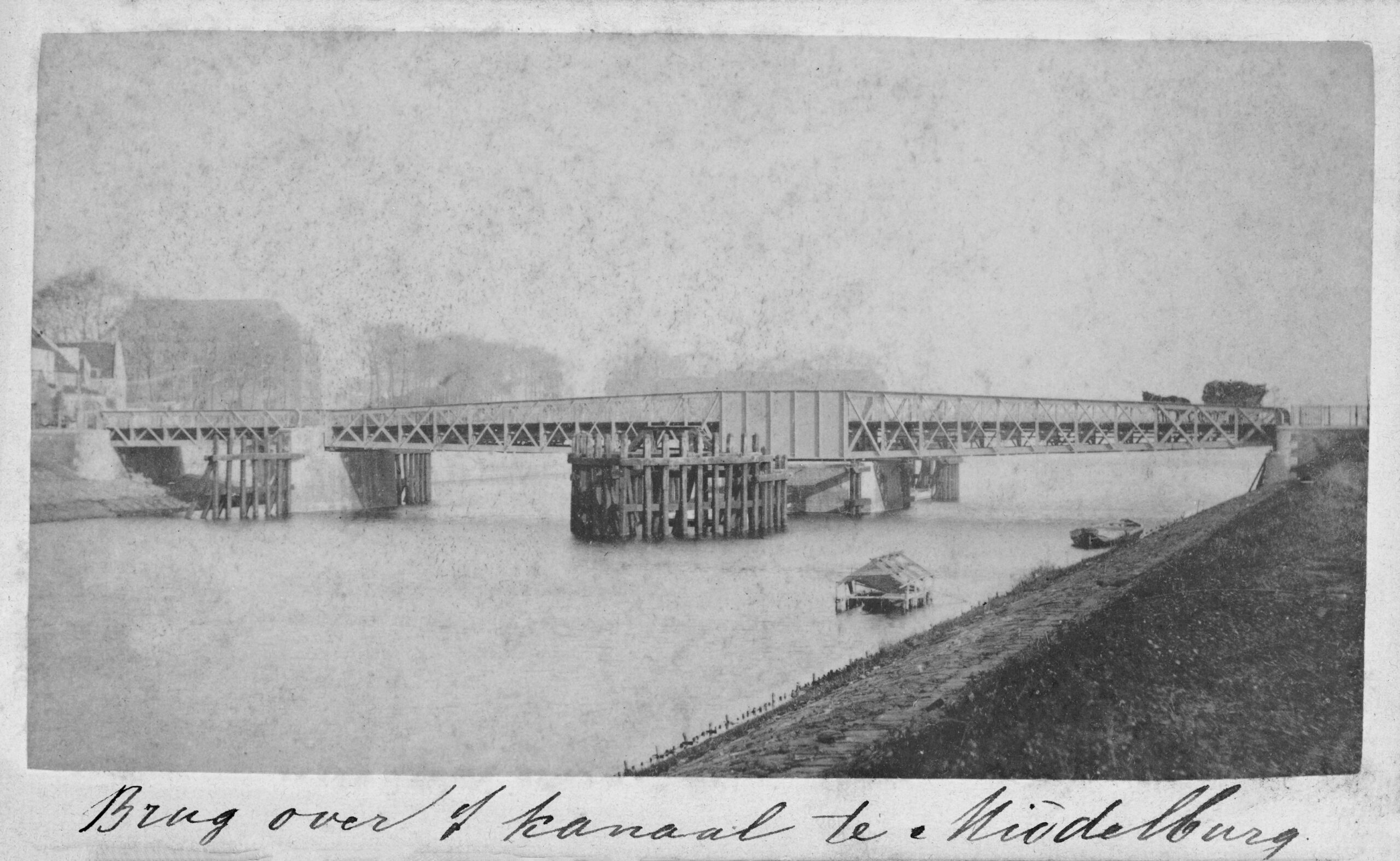 Zwart wit foto van een brug over een kanaal.